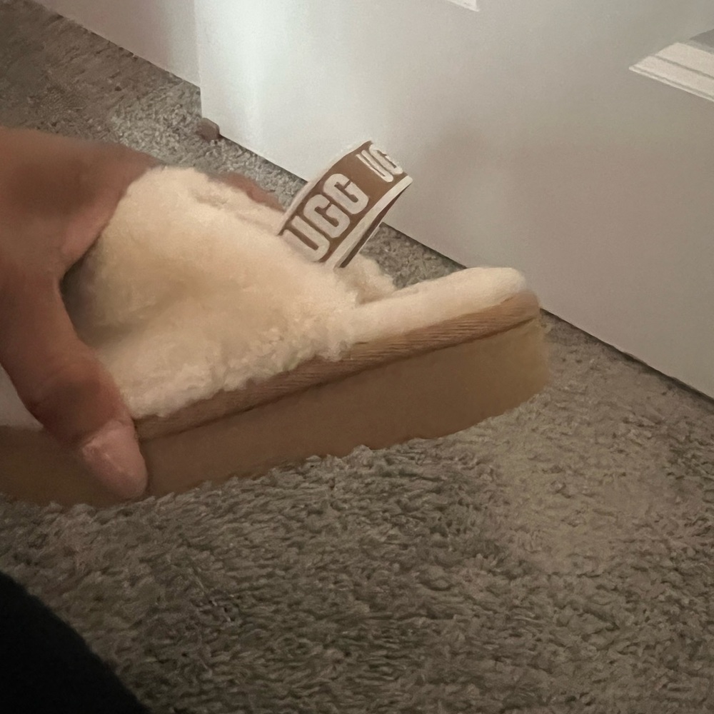 Ugg slipper toddler ivory with strap. Barely worn and comfy. - Picture 3 of 4